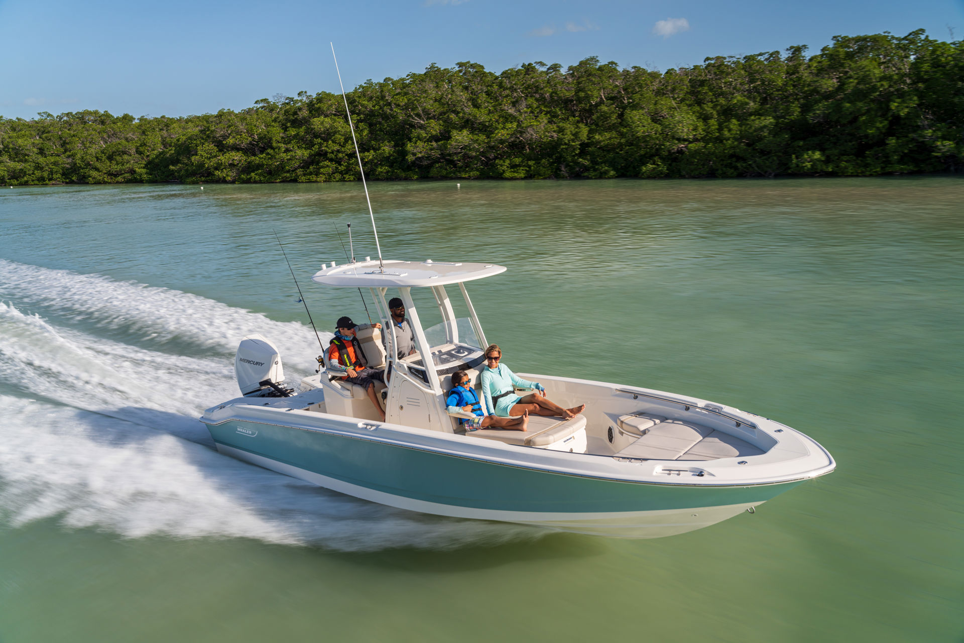 1_2021-Whaler-250-7R402217-f1